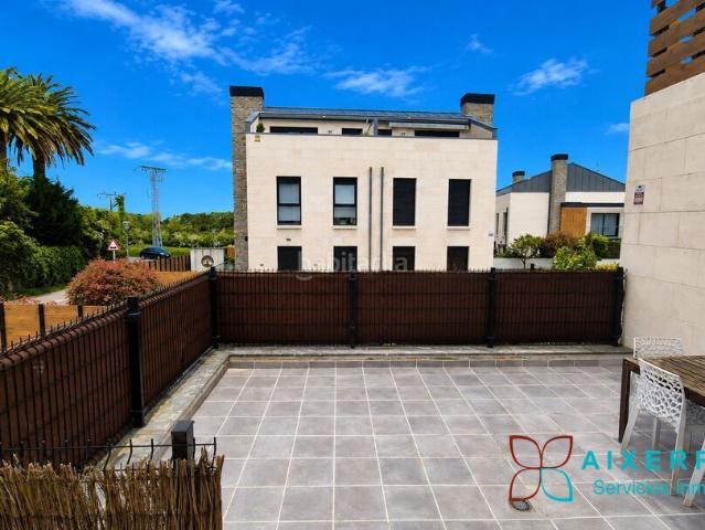 Piso en venta en Getxo, Santa María de Getxo. En Santa María de Getxo, junto a urbanización golf La Galea, dúplex seminuevo con amplio espacio exterior. Pisos.