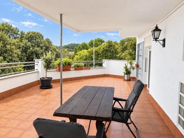 Piso en venta en Girona, Vila roja. Piso de 3 habitaciones dobles con terraza de 30 m en Girona. Pisos.
