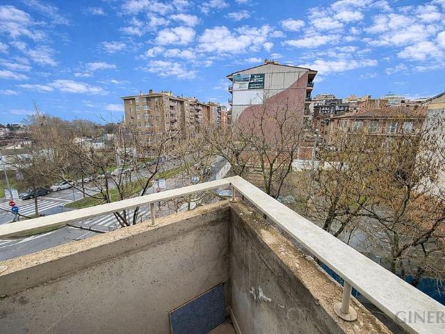 Piso en venta en calle Castell de Requesens, Girona, de 86 m² 4 habitaciones por 350.000