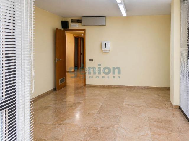Piso en venta en Girona, Eixample Nord. PISO ESQUINERO DE TRES HABITACIONES DOBLES, EN PLENO CENTRO DE GIRONA. Pisos.