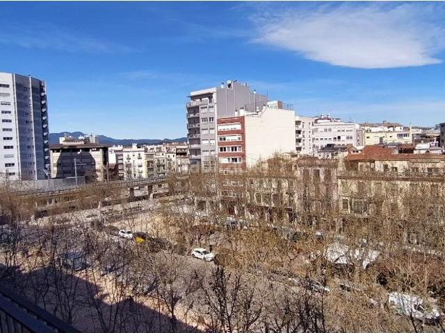 Piso en venta en Girona, Eixample Nord. GIRONA E X C E L E N T E y E X C L U S I V O PISO EN VENTA REFORMADO A NUEVO INMEJORABLE UBICACION APORTACION 25.000 Y SALDO. Pisos.