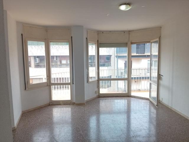 Piso en venta en Girona, Eixample Nord. PIS PER REFORMAR, MOLT CÈNTRIC, 120M2, 4HAB, TERRASSA i SOL TARDES. Pisos.