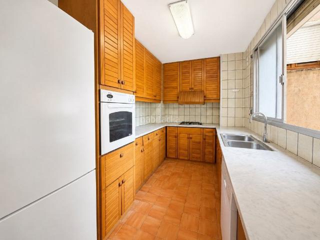 Piso en venta en Girona, Eixample Nord. Piso de gran formato para reformar en el Eixample de Girona, a 5 minutos del Barri Vell. Pisos.