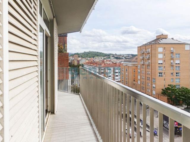 Piso en venta en Girona, Eixample Nord. PISO EN PLANTA ALTA EN EMILI GRAHIT. 4 HABITACIONES, EXTERIOR Y ORIENTADO AL SUR. Pisos.