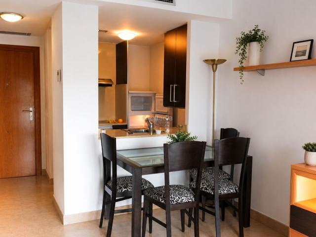 Piso en venta en Girona, Eixample Nord. Piso luminoso con plaza de aparcamiento junto a la estación en Pierre Vilar. Pisos.