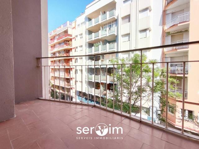 Apartamento en venta en Girona, Eixample Nord. Vivienda con gran potencial en el corazón de Girona. Apartamentos.