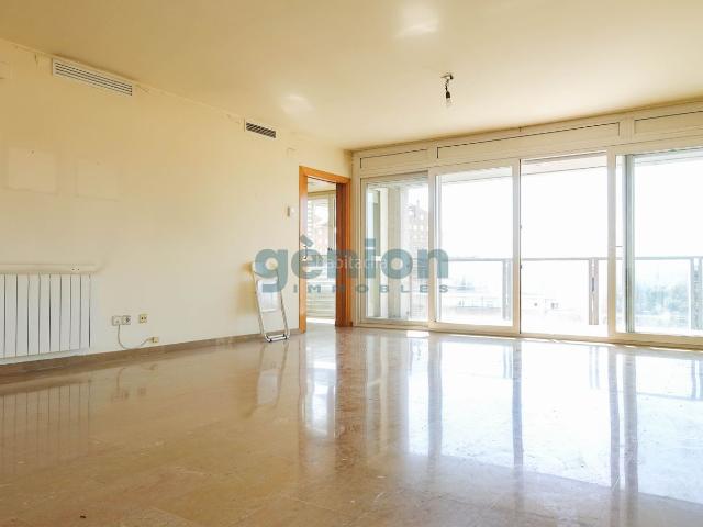 Piso en venta en Girona, Eixample Sud Migdia. PLANTA ALTA ESQUINERA DE 4 HABITACIONES DOBLES EN EL PARC DEL MIGDIA. Pisos.
