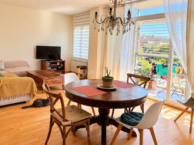 Piso en venta en Girona, Eixample Sud Migdia. Pis de 4 habitacions, 2 banys, terrassa i pàrquing opcional al Parc del Migdia. Pisos.