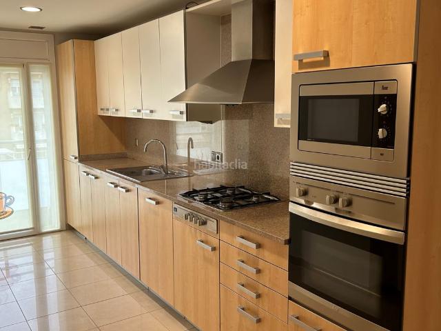 Piso en venta en Girona, Eixample Sud Migdia. PIS DE 95 M2 ÙTILS AMB 3 HABITACIONS, TERRASSA, VISTES A UN PARC I PÀRQUING INCLÒS. Pisos.