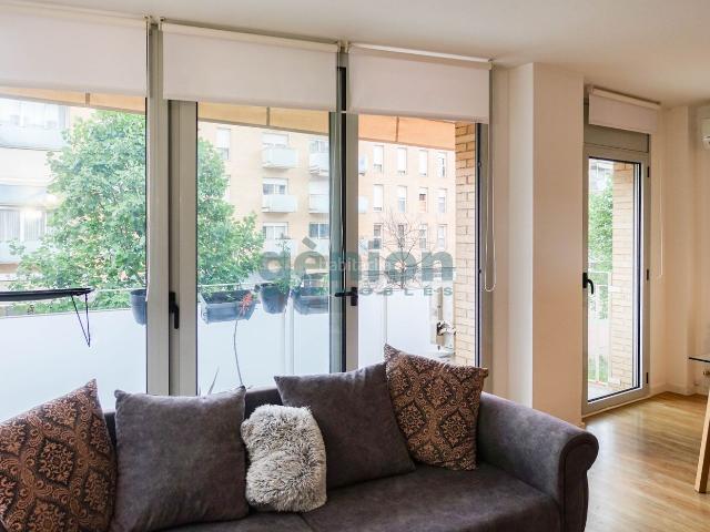 Piso en venta en Girona, Eixample Sud Migdia. PISO ESQUINERO DE 3 HABITACIONES CON 3 PK Y 1 TR, EN LA ZONA MIGDIA. Pisos.