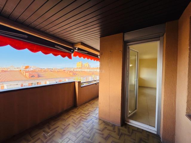 Piso en venta en Girona, Eixample Nord. Se vende espectacular piso en una de las mejores zonas de Girona, en la calle Emili Grahit. Pisos.