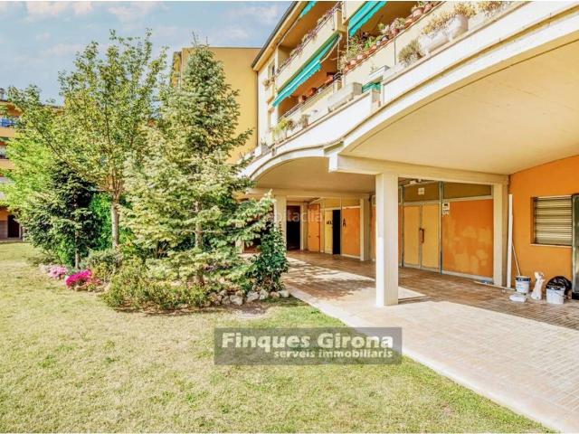Piso en venta en Girona, Montjuïc. 2 LOCALES EN BRUTO PARA HACER VIVIENDA EN MONTJUIC GIRONA. Pisos.