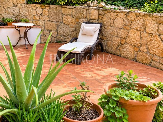 Piso en venta en Girona, Montjuïc. OPORTUNIDAD APARTAMENTO CON JARDÍN PRIVADO Y PARKING EN MONTJUÏC. Pisos.