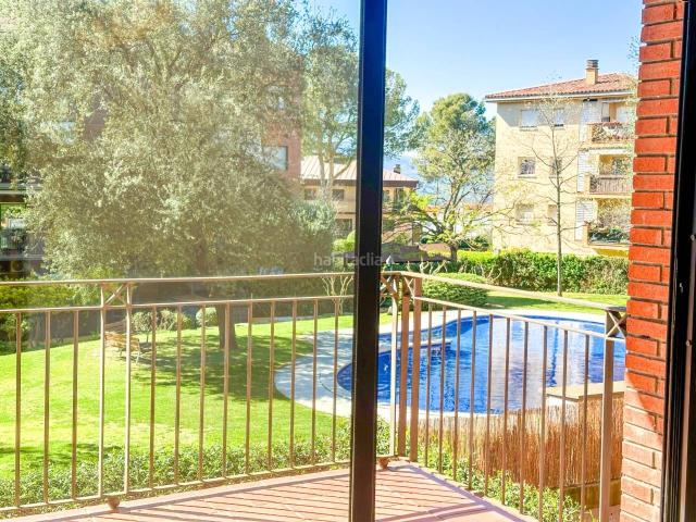 Piso en venta en Girona, Montjuïc. Pis exterior de 3 dormitoris amb terrassa amb vistes a piscina, ascensor i 2 places de garatge a Montjuïc Girona. Pisos.
