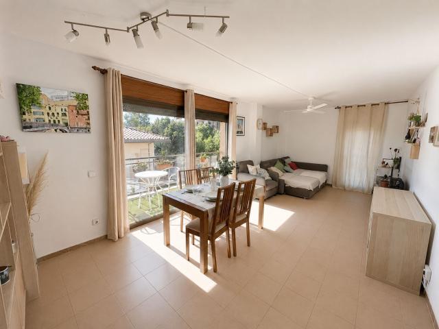 Piso en venta en Girona, Palau. PIS DE 4 HABITACIONS AMB PISCINA, PÀRQUING I TRASTER A PALAU GIRONA. Pisos.