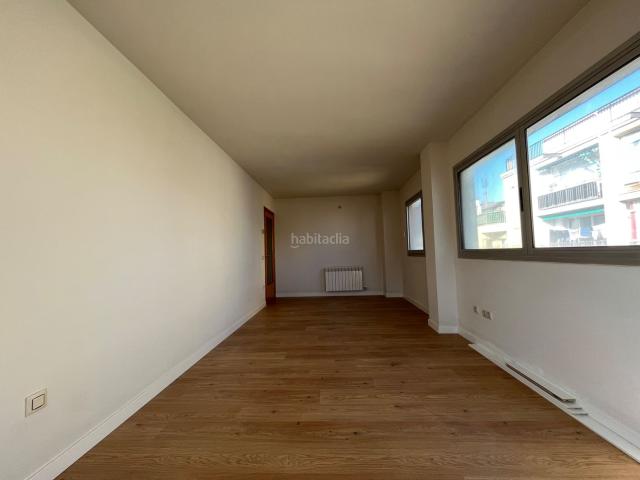 Piso en venta en Girona, Sant Narcis. Última planta esquinera, muy luminosa y con inquilinos en activo Oportunidad ideal para inversión. Pisos.