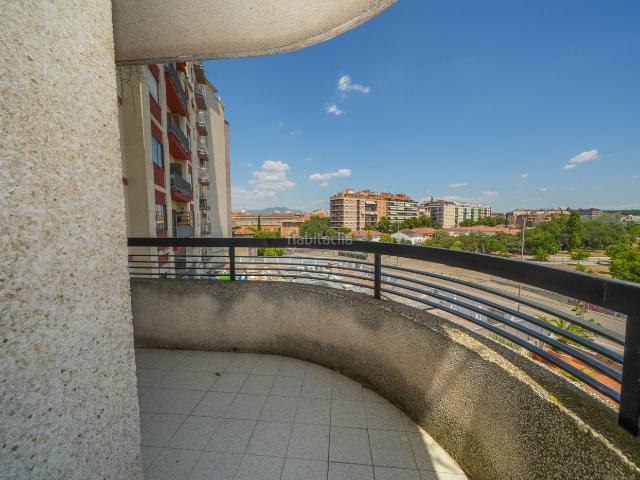 Piso en venta en Girona, Sant Narcis. Es ven PIS amb terrassa i vistes. Inclou plaça aparcament. Pisos.