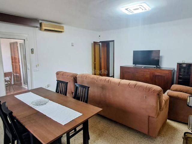 Piso en venta en Girona, Sant Narcis. Piso de 4 habitaciones amueblado y en muy buen estado, con una distribución cómoda y funcional y con plaza de aparcamiento. Pisos.