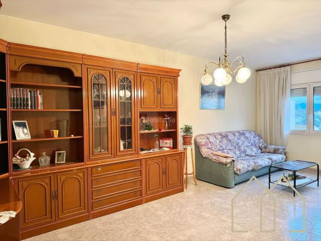 Piso en venta en Girona, Sant Narcis. Piso de 4 habitaciones y pk en Girona. Pisos.