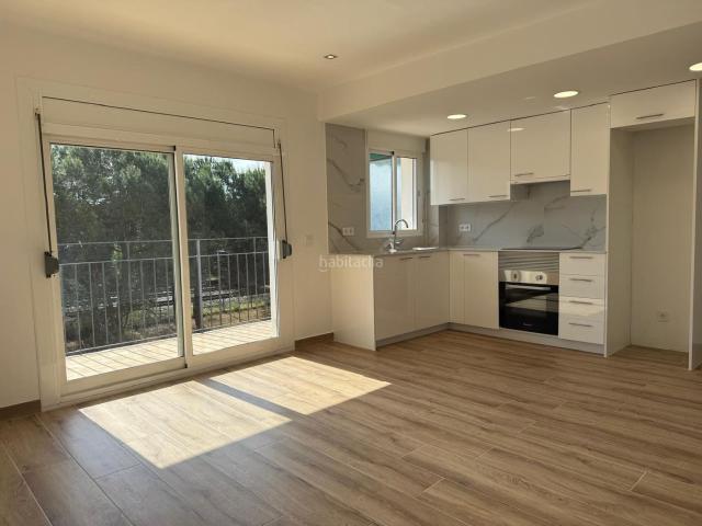 Piso en venta en Girona, Sant Narcis. PISO REFORMADO DE CUATRO HABITACIONES. Pisos.