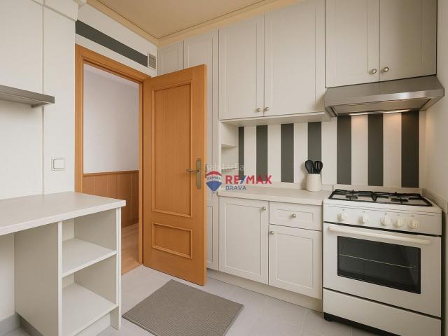 Piso en venta en Girona, Santa Eugenia. Santa Eugènia, Girona Gran oportunidad de inversión bancaria piso de 85 m2 para reformar. Pisos.