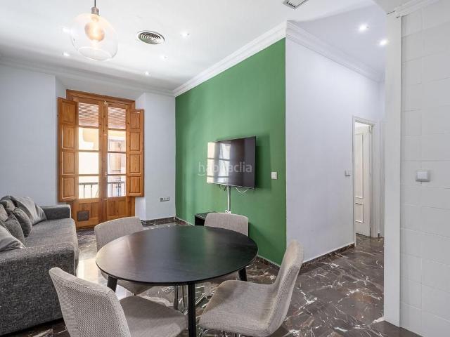 Piso en venta en Granada, San Matías Realejo. Descubre este espectacular piso ubicado en el corazón de Granada, en la emblemática Calle Navas. Con una superficie construida de. Pisos.