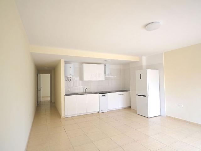 Piso en venta en Granadilla de Abona, San Isidro. Amplio y luminoso piso de 2 habitaciones, balcón y garaje en San Isidro. Pisos Granadilla de.