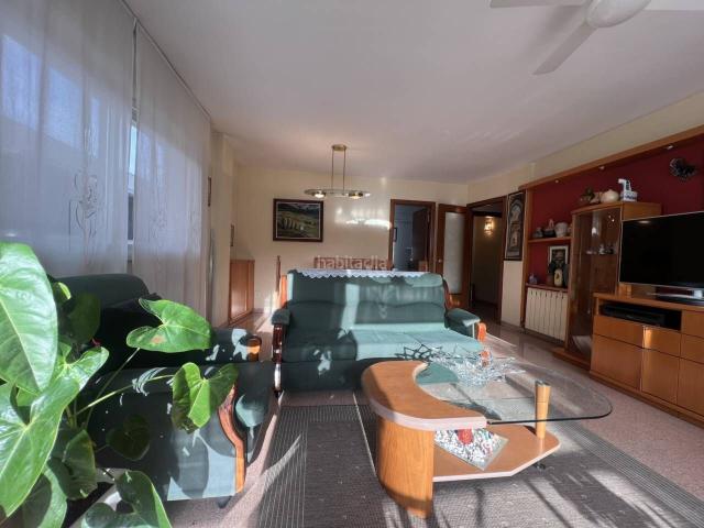 Piso en venta en Granollers, Sant miquel. Tu hogar con sol, espacio y ubicación perfecta en Granollers. Pisos.