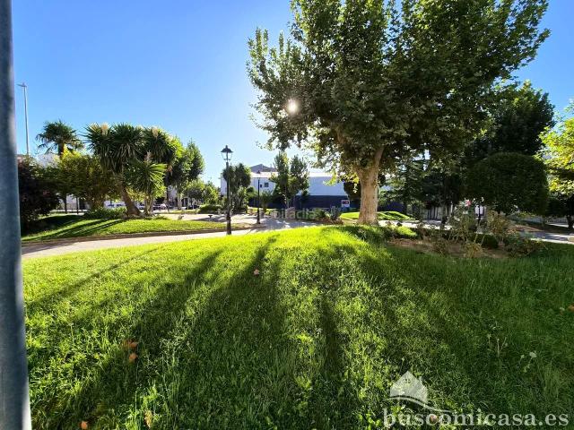 Piso en venta en Huelma. Excelente vivienda en 1ª planta sin ascensor frente al Parque de Huelma. Pisos.
