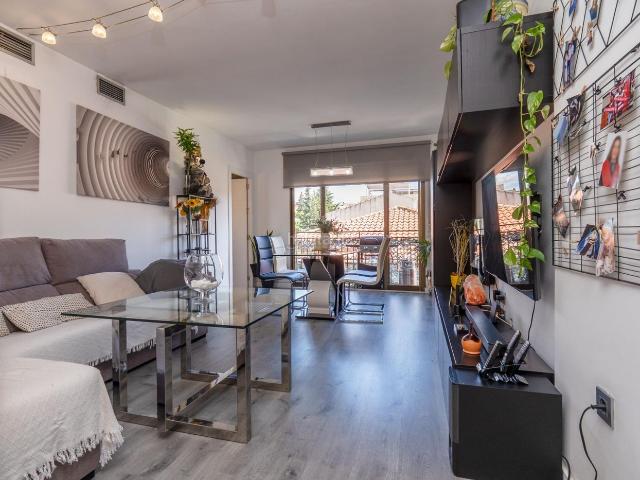 Piso en venta en Huétor Vega. ESTUPENDO PRECIO. GRAN PISO CON IMPRESIONANTE VISTAS DE 4 DORMITORIOS GARAJE Y TRASTERO EN HUETOR VEGA!. Pisos Huétor.