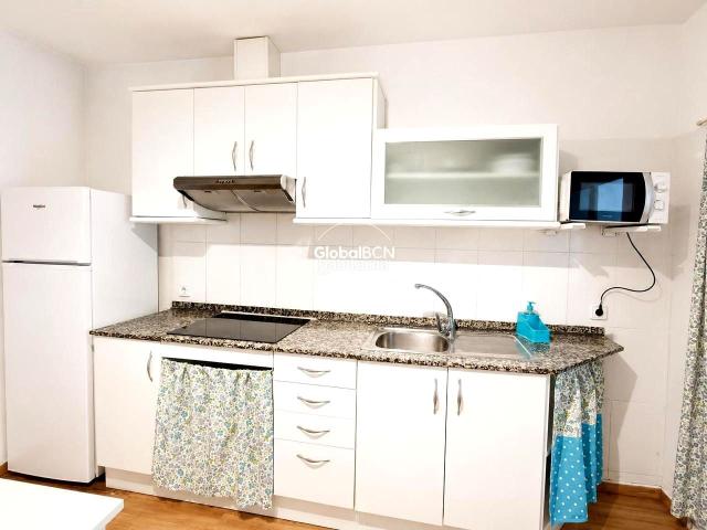 Piso en venta en Hospitalet de Llobregat L´, Collblanc. AMPLIA VIVIENDA DE 133 m CON DOS VIVIENDAS INDEPENDIENTES JUNTO AL MERCAT DE COLLBLANC. Pisos Hospitalet de Llobregat.