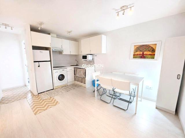 Piso en venta en Hospitalet de Llobregat L´, Collblanc. AMPLIA VIVIENDA DE 133 m CON DOS PATIOS JUNTO AL MERCAT DE COLLBLANC. Pisos Hospitalet de Llobregat.