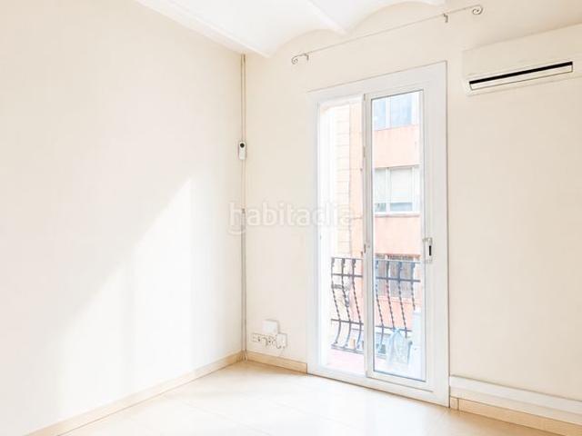 Piso en venta en Hospitalet de Llobregat L´, Collblanc. PISO TODO EXTERIOR CON 3 BALCONES Y GALERIA EXTERIOR. Pisos Hospitalet de Llobregat.