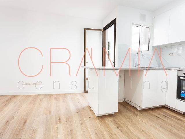 Piso en venta en Hospitalet de Llobregat L´, Collblanc. Tu nuevo hogar en Collblanc. ¡Reformado con estilo y listo para entrar a vivir! 3 hab y 1 baño. Ideal para familias o e inversores. Pisos.