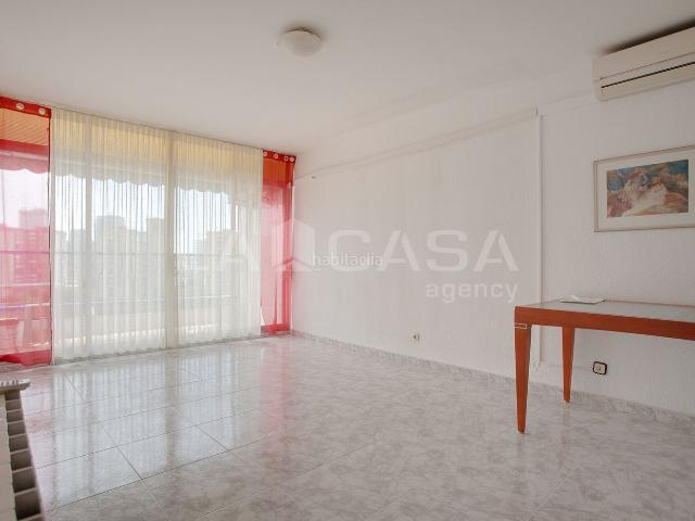 Piso en venta en Hospitalet de Llobregat L´, Bellvitge. PISO DE 4 HABITACIONES, TODO EXTERIOR, MUY LUMINOSO Y CON 3 BALCONES EN BELLVITGE. Pisos Hospitalet de Llobregat.