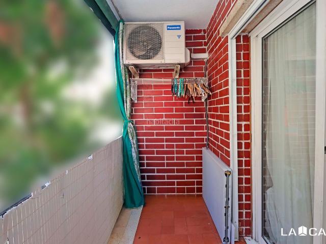 Piso en venta en Hospitalet de Llobregat L´, La Florida. Piso de 75 m2 con 3 habitaciones dobles, balcón y ascensorUna vivienda amplia y bien distribuida. Pisos Hospitalet de Llobregat.