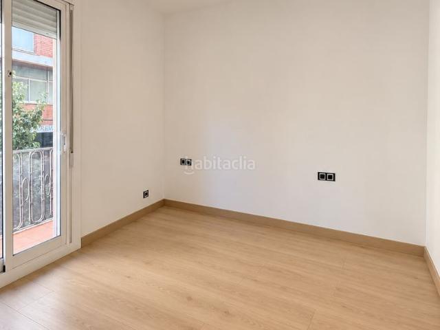 Piso en venta en Hospitalet de Llobregat L´, La Torrassa. LUMINOSO PISO CON BALCON A 1 MINT DE BACELONA. Pisos Hospitalet de Llobregat.