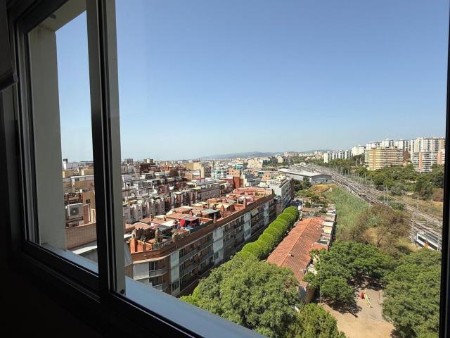 Piso en venta en Hospitalet de Llobregat L´, Sant Josep. Oportunitat Única! Acollidor i Lluminós pis al barri de Sant Josep de lHospitalet de Llobregat. Pisos Hospitalet de Llobregat.