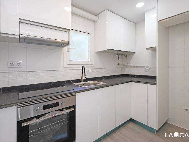 Piso en venta en Hospitalet de Llobregat L´, Santa Eulàlia. Amplio piso de 3 habitaciones con galería. Pisos Hospitalet de Llobregat.