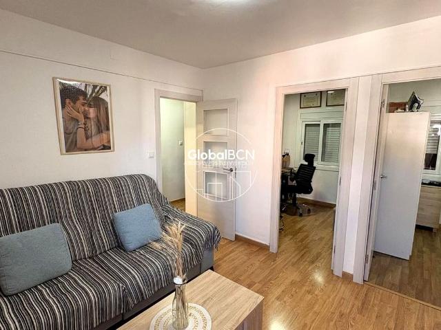 Piso en venta en Hospitalet de Llobregat L´, Santa Eulàlia. Oportunidad con balcón en piso funcional. Pisos Hospitalet de Llobregat.