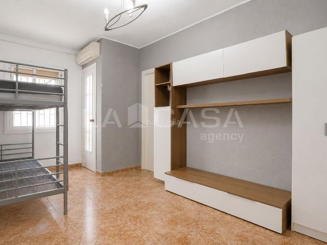 Piso en venta en Hospitalet de Llobregat L´, Pubilla Cases. VIVIENDA ALQUILADA. Pisos Hospitalet de Llobregat.