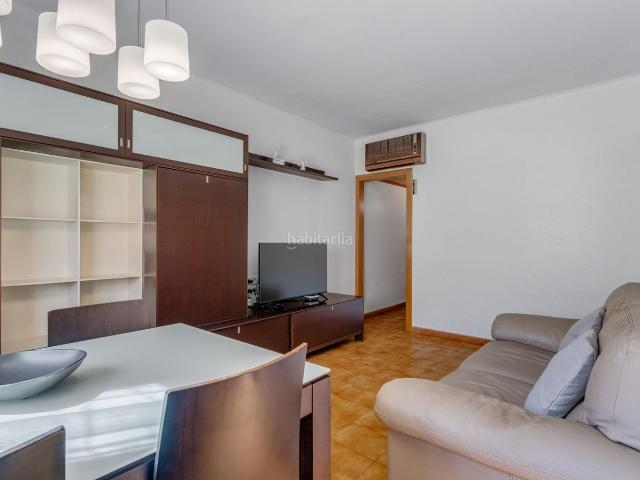 Piso en venta en Hospitalet de Llobregat L´, Pubilla Cases. Impecable vivienda muy soleada junto a todos los servicios en LHospitalet del llobregat. Pisos Hospitalet de Llobregat.