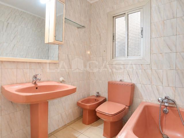 Piso en venta en Hospitalet de Llobregat L´, Pubilla Cases. Piso de 86 m con 4 dormitorios y balcón en LHospitalet de Llobregat. Pisos Hospitalet de Llobregat.