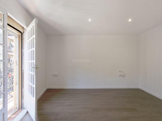 Piso en venta en Hospitalet de Llobregat L´, La Torrassa. Piso reformado en finca de estilo clásico con encanto en Calle Montseny. Pisos Hospitalet de Llobregat.