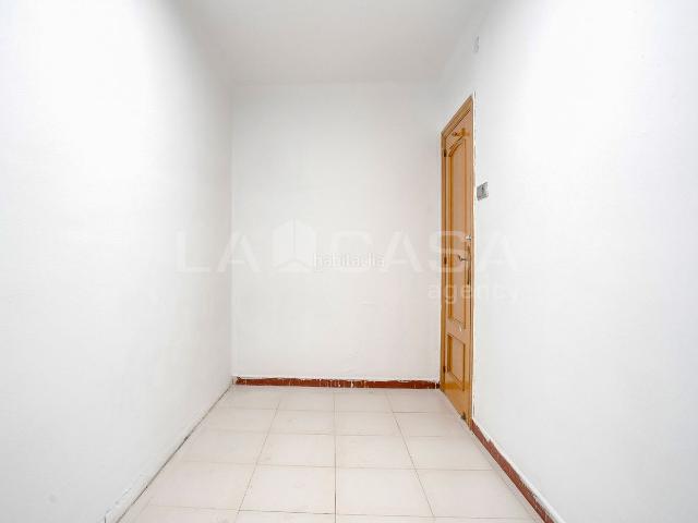 Piso en venta en Hospitalet de Llobregat L´, Pubilla Cases. ? Se vende piso entresuelo para reformar, ideal para quienes buscan personalizar cada rincón a su gusto o realizar una excelente. Pisos.