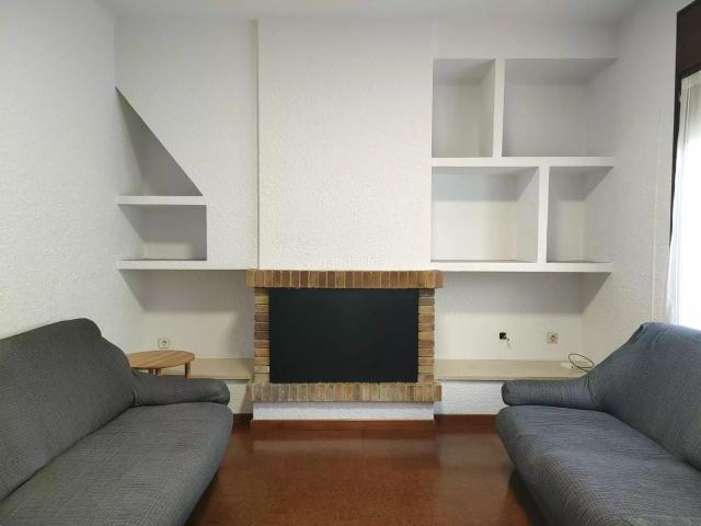 Piso en venta en Hostalric. Edificio con dos pisos independientes, garaje y altillo con terraza. Pisos.