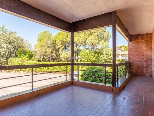Piso en venta en Hoyo de Manzanares. Piso en venta en La Berzosa, Hoyo de Manzanares, con 4 dormitorios y terraza, para reformar, Madrid. Pisos Hoyo de.