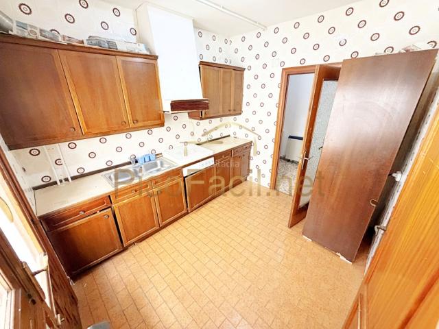 Piso en venta en Illescas, Centro. PISO EN VENTA EN ILLESCAS ZONA CENTRO, PARA REFORMAR, DE 139M² CONSTRUIDOS CON 4 HABITACIONES, 1 BAÑO, TERRAZA, 2º SIN ASCNESOR. Pisos.