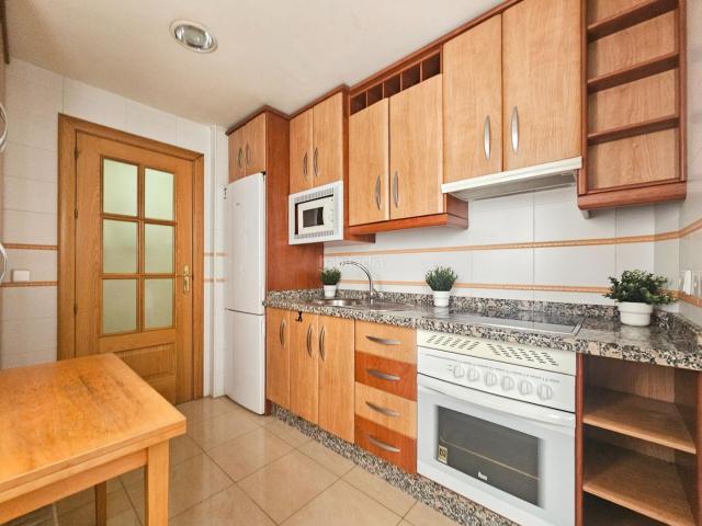 Piso en venta en Jaén, Belén San Roque. Vivienda situada en Ejido Belén, una zona muy práctica y bien comunicada, ideal para quienes buscan comodidad en el día a día. Pisos.