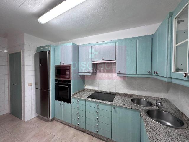 Piso en venta en Lugo, Centro Recinto Amurallado. En venta piso de 4 dormitorios en el centro de Lugo con plaza de garaje!. Pisos.